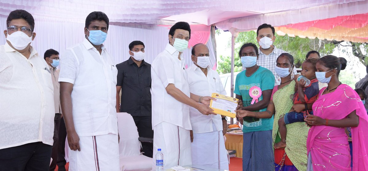 CMOTamilnadu's tweet photo. செங்கல்பட்டு மாவட்டம், திருக்கழுக்குன்றம் வட்டம், பூஞ்சேரியில் வசிக்கும் நரிக்குறவர் மற்றும் இருளர் இனத்தைச் சேர்ந்த 282 நபர்களுக்கு ரூ. 4.53 கோடி மதிப்பீட்டிலான அரசு நலத்திட்ட உதவிகளை மாண்புமிகு முதலமைச்சர் @mkstalin அவர்கள் வழங்கினார். https://t.co/NErZsxVKsO