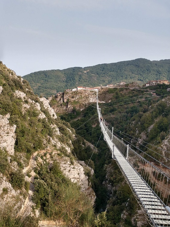 SonoitaliaInfo's tweet photo. #Adrenalin pur verspricht das #Bergdorf #Castelsaraceno in der #Basilikata seinen Besuchern: Hier erwartet sie die #längste #tibetische #Brücke der #Welt!👉https://t.co/4LMKylAzZy @basilicatagreen @Basilicata_Tur @LoveBasilicata @DiDifeo @CiaoNico @Castelsaraceno https://t.co/YcYO2R2XjO