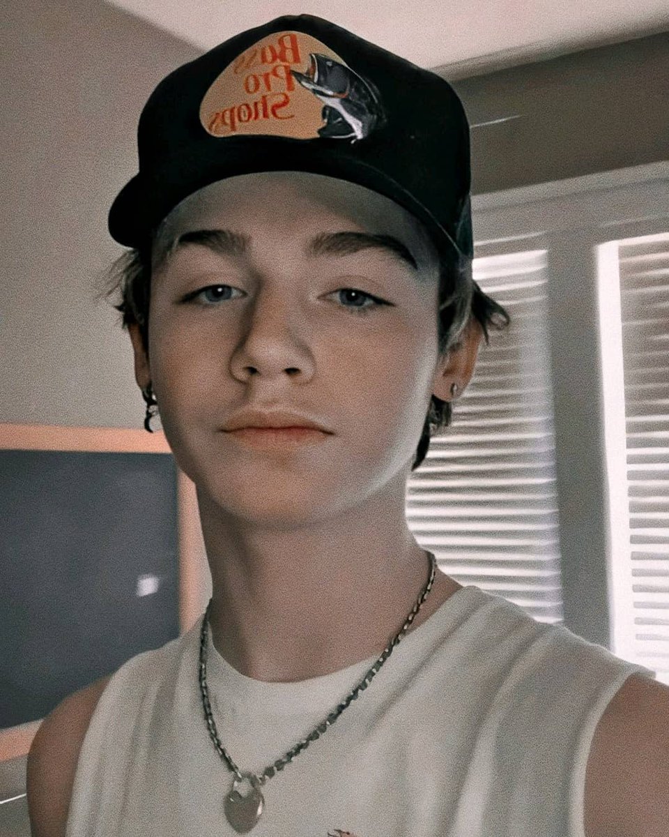 𝗜𝗡𝗦𝗧𝗔𝗚𝗥𝗔𝗠  
 ⠀ ⠀   ━━━  @𝙂𝙚𝙤𝙧𝙜𝙞𝙚𝙁𝙧𝙖𝙣𝙠_

                Estrenando la gorra de @.FishNCaps para pescar con @.GeorgeFrnk en los Barrens 🎣🎣

───────────────────────
        ⌂          ⌕          ⊞          ♡