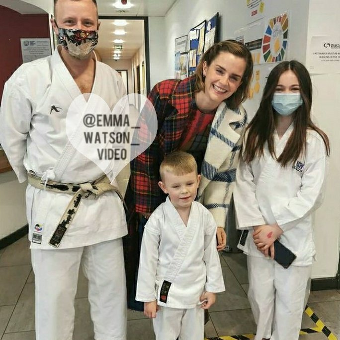 WatsonVideo's tweet image. Emma Watson in Glasgow, Scotland with fans [November 03, 2021]