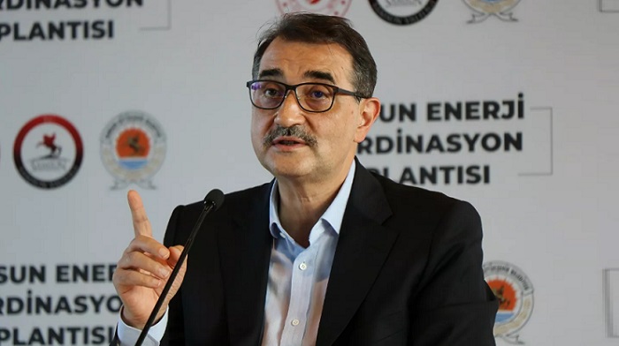 Enerji Bakanı'ndan Bir Tüyo da Otomobil Sahiplerine: ''Yokuş aşağı boşa alırsanız az yakar...'' zaytung.com/haberdetay.asp…