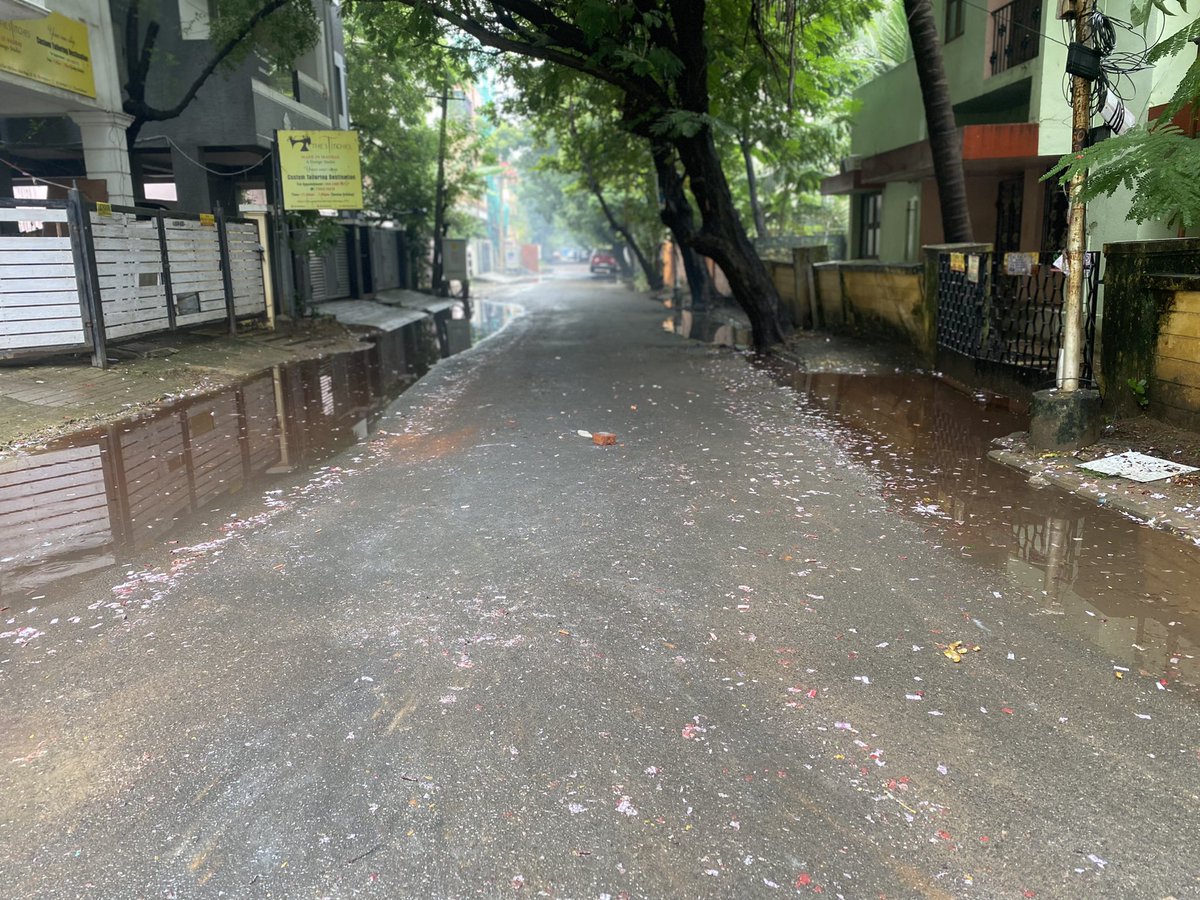 remicilvin's tweet photo. What an amazing work by @chennaicorp! Streets are being cleaned continuously since this morning. Let’s take a minute to SALUTE the Staff who are working relentlessly during the festival.  Hearty Diwali Wishes to Team GCC🙏🙏 @GSBediIAS @vishu_mahajan @DrManishIAS @SumeetUrbaser https://t.co/3wEepCCoaC