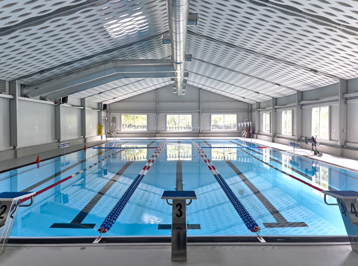 interimsbad's tweet photo. Schwimmhalle mit sehr gedämpfter Akustik und dem schön blauen 25m Edelstahlbecken https://t.co/MAwyrCNxS1