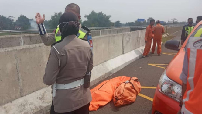 tvOneNews's tweet photo. Vanessa Angel dan Suami Kecelakaan di Tol Jombang, Polisi: Dua Orang Meninggal Dunia. Berita selengkapnya klik https://t.co/EBGlk2nHWZ
#BreakingNewstvOne #CariBeritaditvOne https://t.co/X4TLKuuPsj