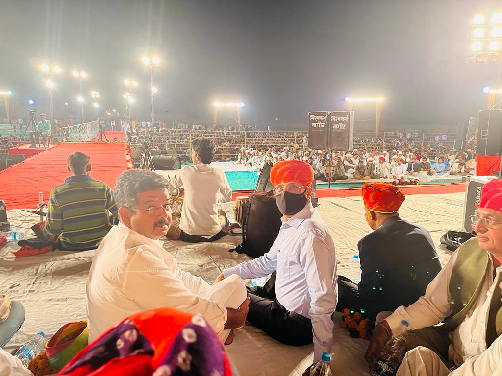 BSBhatiInc's tweet photo. गत रात्रि बरसिंहसर गांव में आयोजित एक शाम गौ माता के नाम भव्य जागरण कार्यक्रम में शिरकत की । कार्यक्रम में गौ भक्त ओम जी मुंडेल द्वारा भजनों की प्रस्तुतियां दी गई ।
बरसिंहसर गांव की गोशाला के विकास हेतु विधायक निधि कोष से 11 लाख रुपये के विकास कार्य करवाने की घोषणा की । https://t.co/NboHjb6q6J