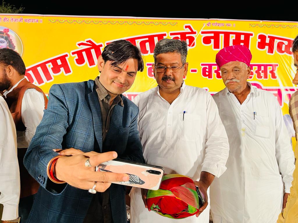 BSBhatiInc's tweet photo. गत रात्रि बरसिंहसर गांव में आयोजित एक शाम गौ माता के नाम भव्य जागरण कार्यक्रम में शिरकत की । कार्यक्रम में गौ भक्त ओम जी मुंडेल द्वारा भजनों की प्रस्तुतियां दी गई ।
बरसिंहसर गांव की गोशाला के विकास हेतु विधायक निधि कोष से 11 लाख रुपये के विकास कार्य करवाने की घोषणा की । https://t.co/NboHjb6q6J