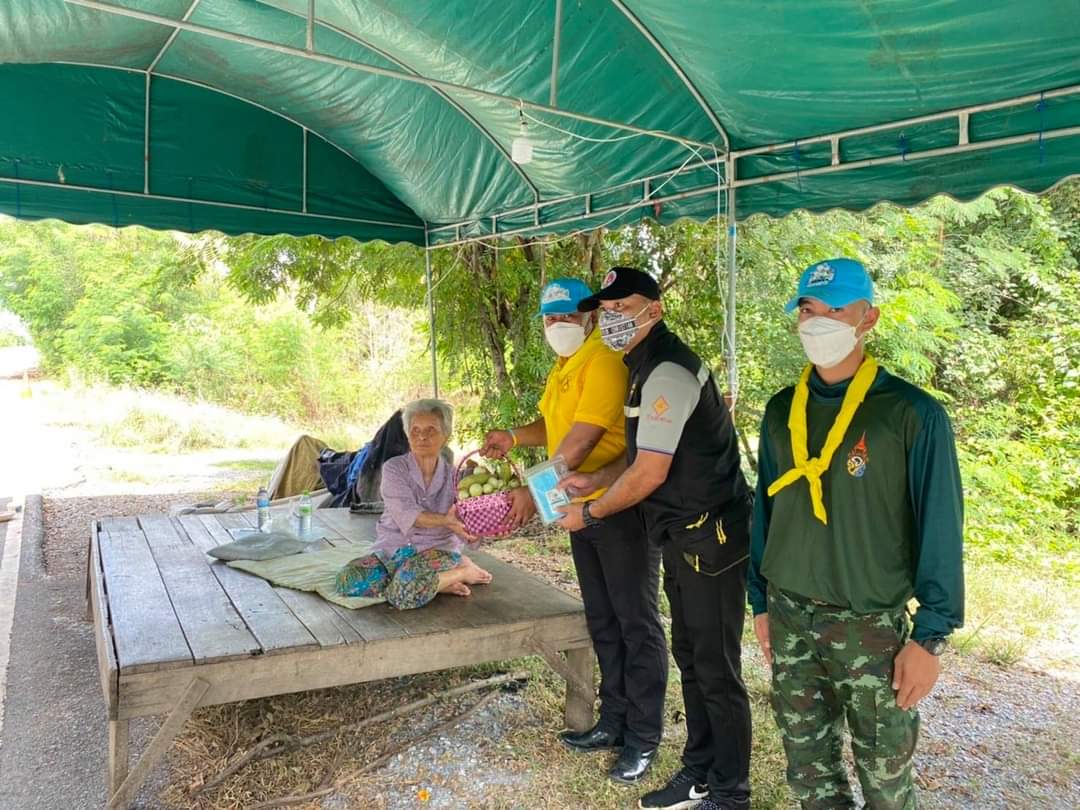 1st_Army_Area's tweet photo. พล.ร.9 โดย ป.9 พัน.9 นำผลผลิตจากแปลงเกษตร "#โครงการทหารพันธุ์ดี" แจกจ่ายให้กับผู้ประสบปัญหาอุทกภัยในพื้นที่ ต.กระเสียว อ.สามชุก จว.สุพรรณบุรี 
#กองทัพภาคที่1
https://t.co/JDl1AexjjY https://t.co/i6blB2sweD