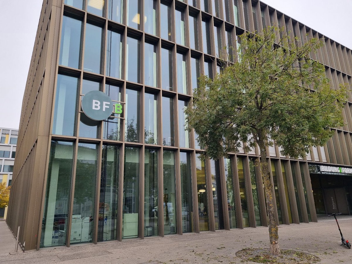 laura_monney's tweet photo. 😃 Heureuse d'avoir rejoint l'équipe de formateurs/trices à l'école BFB Bildung Formation Biel-Bienne pour y donner une formation Facebook !

#facebook #formation #formatrice #socialmedia #marketing #socialmediamarketing #bienne #biel #bfb https://t.co/mRibYAV3Jm