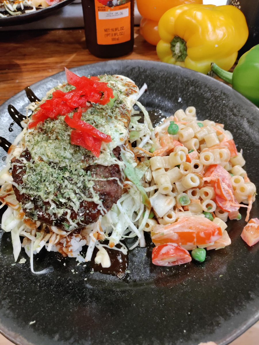 makoshark's tweet photo. locomokonomiyaki [loco moco + okonomiyaki] https://t.co/XUBLh8npx3