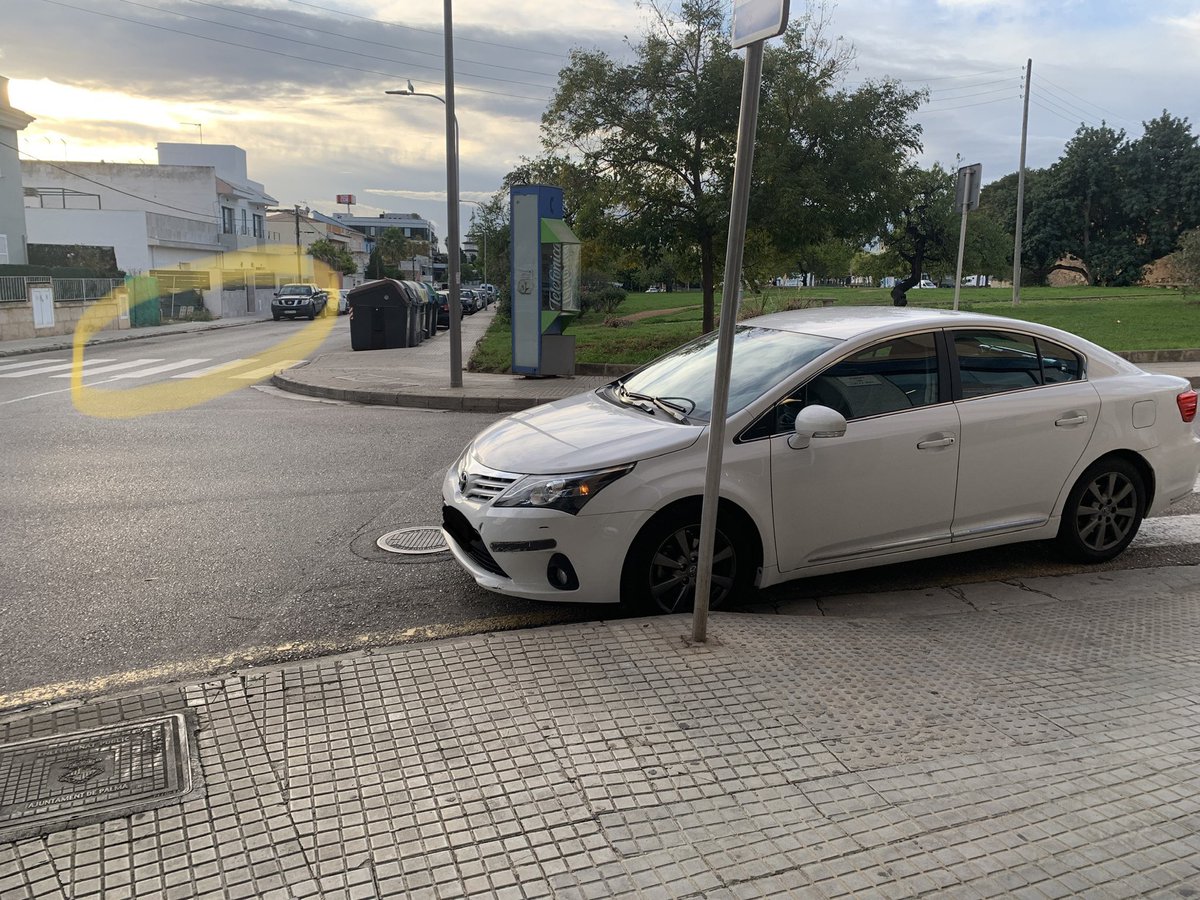 nebpehtire's tweet photo. #jetaparking en amarillo todo el sitio que tiene para aparcar, pues ahí se queda, en linea amarilla y obstaculizando el camino. Y cuando le digo todo el espacio que tiene… que ya lo sabe… en fin https://t.co/v5Vstlwrr6