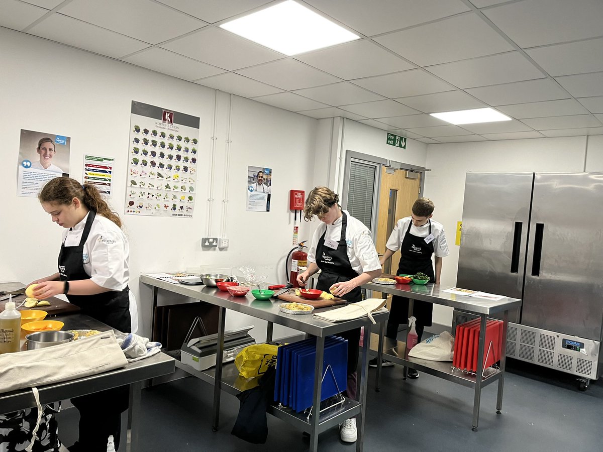 Week 6 of JCA last night which means Meat master class <a href="/HighburyCollege/">Highbury College</a> <a href="/compassgroupuk/">Compass Group UK & I</a> <a href="/pauldowning11/">paul downing</a> Lots of good knife skills seen showing us their progress so far, thanks to <a href="/JohnSheppardltd/">John Sheppard Ltd</a> for the tasty Pork loin and @TLHFFfir the fresh vegetables#supportlocal #chefs