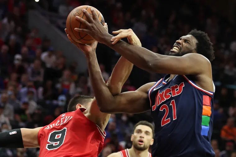 Time_out_show's tweet photo. Le choc de la nuit 💥👀 : 

➡️ Philadelphia #76ers 103-98 Chicago #BullsNation 

✔️ 22Pts pour Seth Curry 
✔️ Embiid en quasi triple double (18-9-7)

👉 Fin de série pour les Bulls qui s’inclinent a Philly, malgré les 37pts de DeMar DeRozan ! 

#NBA75  #EastConference #Philly https://t.co/palE75nG6y