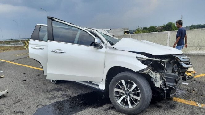 haluandotco's tweet photo. Vanessa Angel and her husband, Bibi Andriansyah, died after an accident on the Jombang toll road, East Java. Information about the deaths of Vanessa and her husband was obtained from the East Java Police Highway Patrol. https://t.co/tmvO9MmT2L