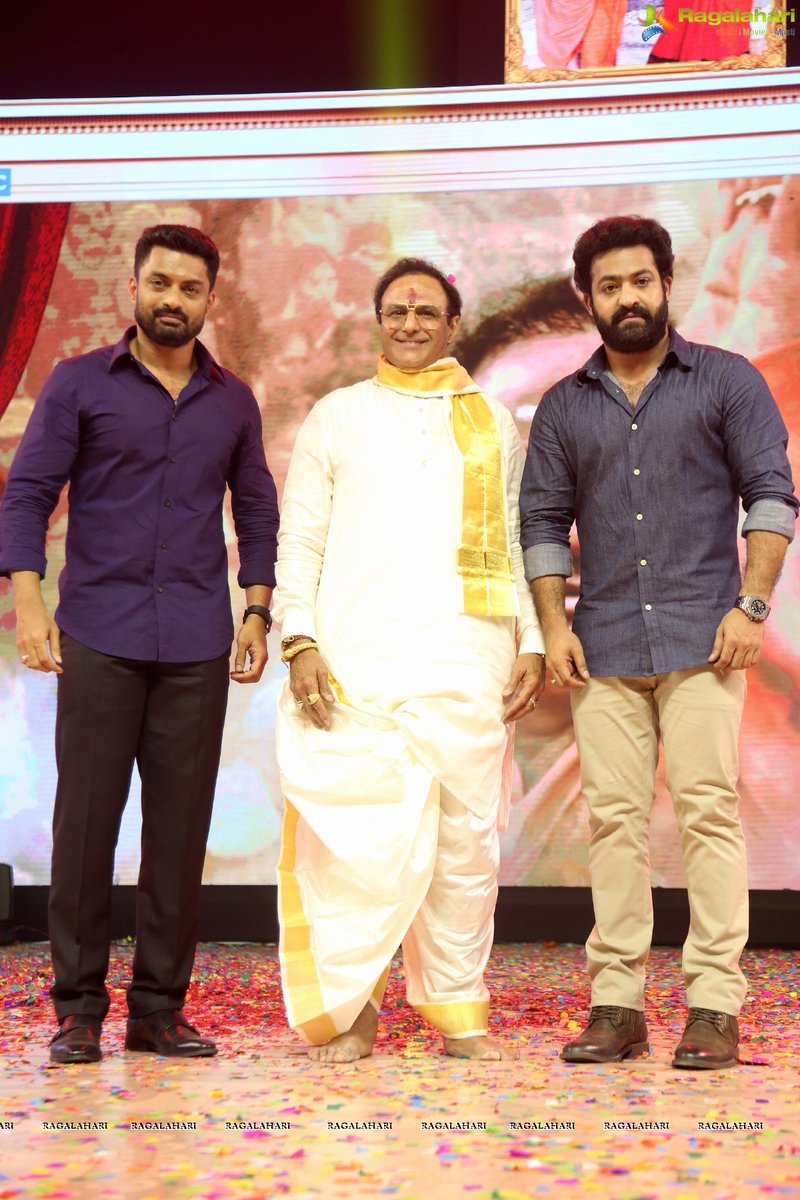 MokshuBalayya's tweet photo. #Akhanda #NandamuriBalakrishna #BoyapatiSrinu #UnstoppableWithNBK #Akhandatitlesong 
#JrNTR #RRR #RRRGimpse 
First Episode Kummu avatala vesadu..👌👌👏👏
Eagerly Waiting for NTR Episode. https://t.co/sR6mxvdXL3