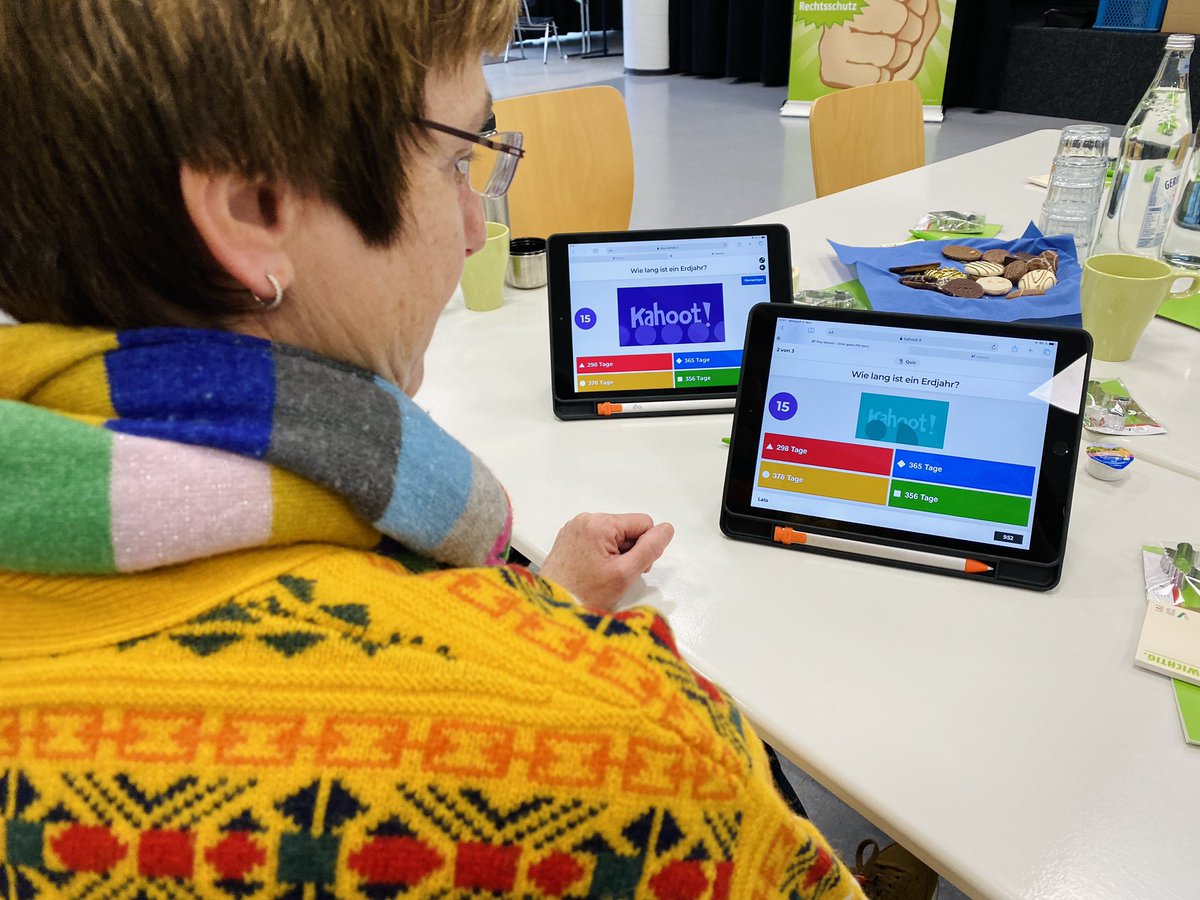 medien_monster's tweet photo. Gestern: Unser #App-Café für den @VBE_NRW in #Bottrop. Wir hatten einen intensiven Tag mit vielen interessierten Lehrer:innen. Und unsere Plakate für #Tabletklassen hatten wir auch mit. https://t.co/L1iIbwiEif