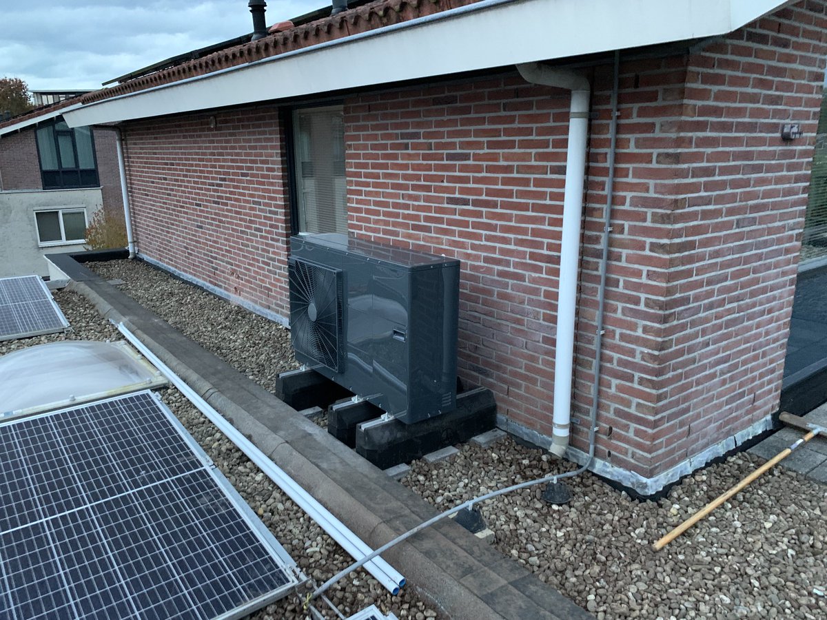 costa_jan's tweet photo. #warmtepomp geplaatst in #Leusden door Bloemendal Techniek. Mooie samenwerking met #LG en #Centercon ⁦@Bloemendal_Bouw⁩.
Buitenunit in kleur gespoten. #gasloos https://t.co/AlD7GanARR