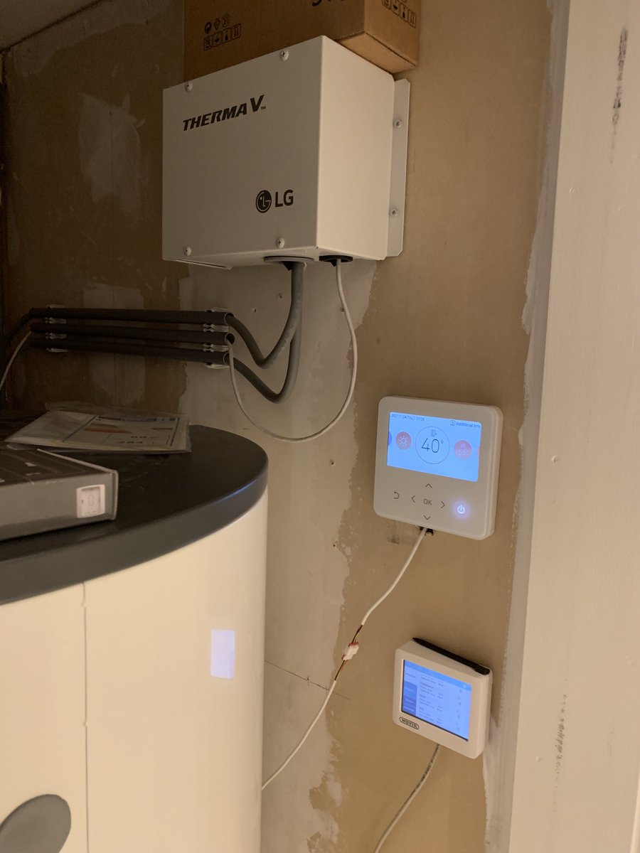 costa_jan's tweet photo. #warmtepomp geplaatst in #Leusden door Bloemendal Techniek. Mooie samenwerking met #LG en #Centercon ⁦@Bloemendal_Bouw⁩.
Buitenunit in kleur gespoten. #gasloos https://t.co/AlD7GanARR
