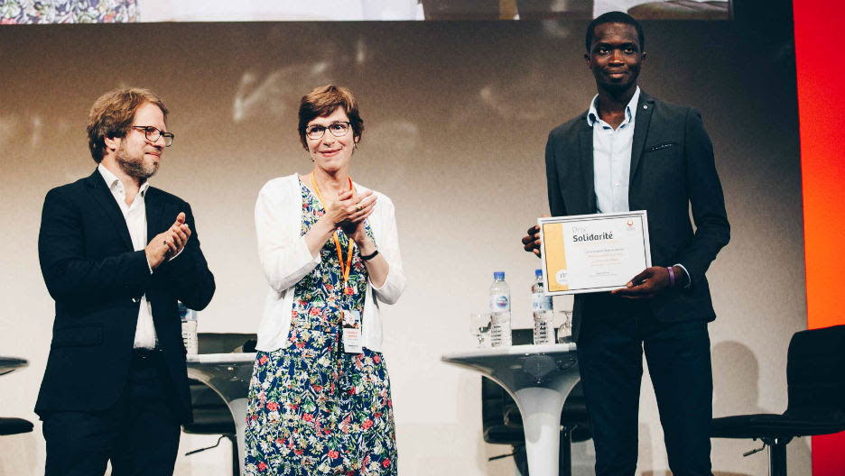 BihenColas's tweet image. Très contente 🙂 que #MbougarSarr ait reçu le prix #Goncourt2021. En 2018, nous lui avions décerné le prix #Solidarité   @hmutuelle. Un grand écrivain aux valeurs humanistes 🤗