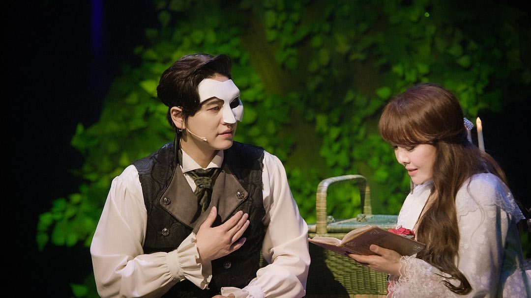 blahblah8823's tweet photo. <𝐏𝐇𝐀𝐍𝐓𝐎𝐌 : 𝐓𝐡𝐞 𝐌𝐮𝐬𝐢𝐜𝐚𝐥 𝐋𝐢𝐯𝐞>
온라인 시사회 최초 공개! D-10 🌹

더 가깝게 만나는 규릭 X 선크리!
화려하고 웅장한 무대 세트까지!

<팬텀: 더 뮤지컬 라이브>
시네마틱 뷰 보도스틸 공개②

https://t.co/qzkKFQYBJt

#규현 #KYUHYUN https://t.co/L8XeUoFZ6b