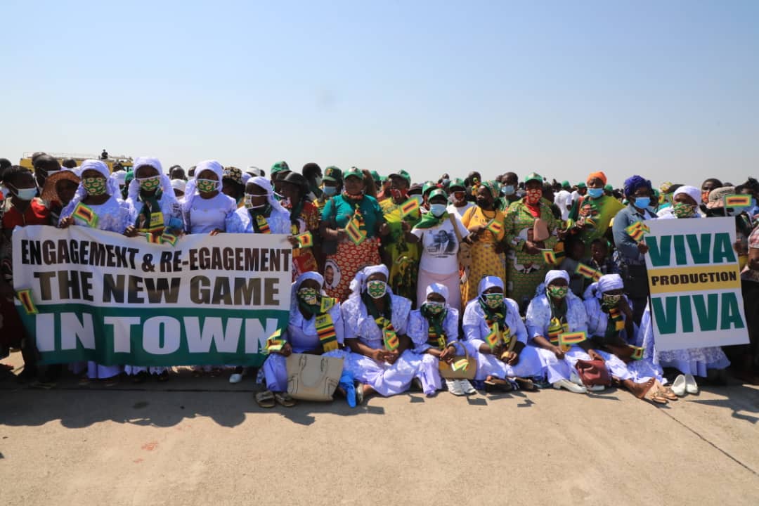 HeraldZimbabwe's tweet photo. Supporters thronged Robert Gabriel Mugabe International Airport , waiting for the arrival of President Mnangagwa, this morning. https://t.co/9yuv1p62uQ
