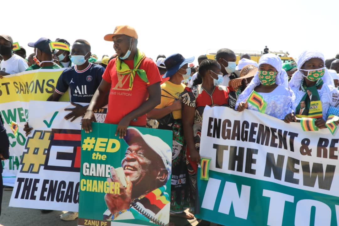 HeraldZimbabwe's tweet photo. Supporters thronged Robert Gabriel Mugabe International Airport , waiting for the arrival of President Mnangagwa, this morning. https://t.co/9yuv1p62uQ