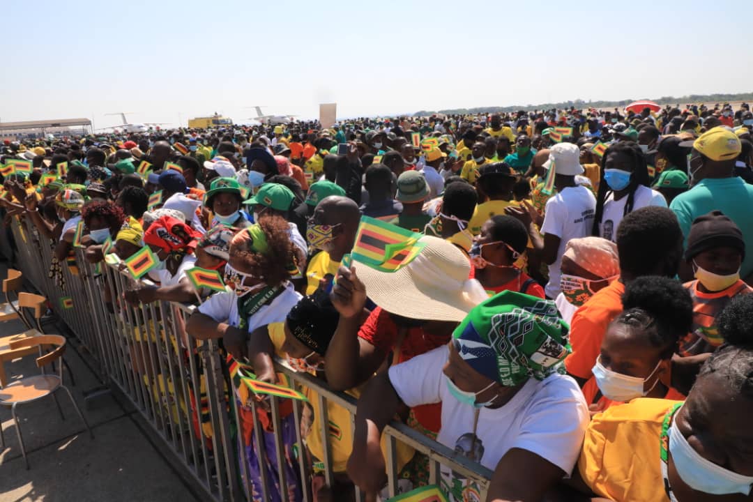 HeraldZimbabwe's tweet photo. Supporters thronged Robert Gabriel Mugabe International Airport , waiting for the arrival of President Mnangagwa, this morning. https://t.co/9yuv1p62uQ