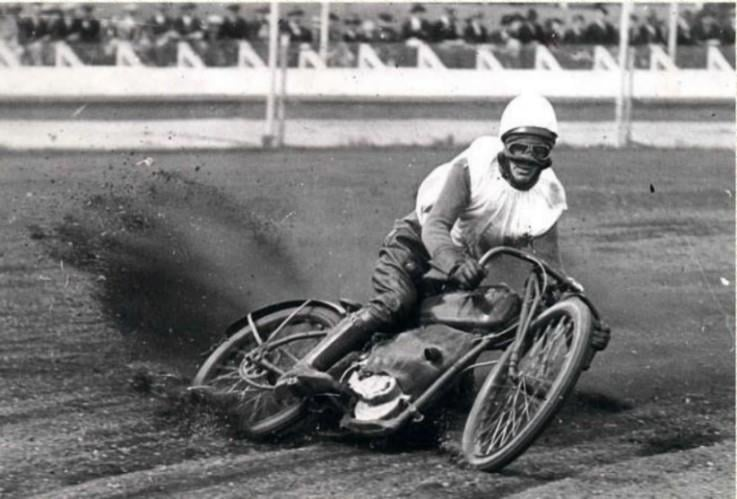 первые мотогонки были проведены 11 октября 1898