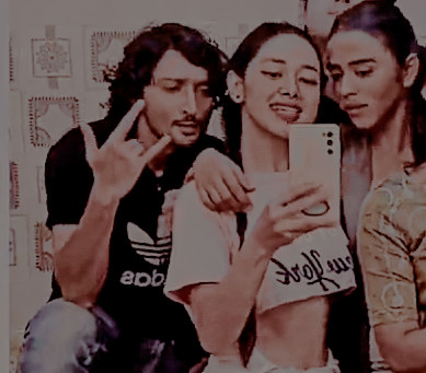 Loveesaga's tweet photo. Them in one frame ✨🔥
#SidSa . #KoiZe .
#ZiddiDilMaaneNa . https://t.co/8qK4xe6cUa