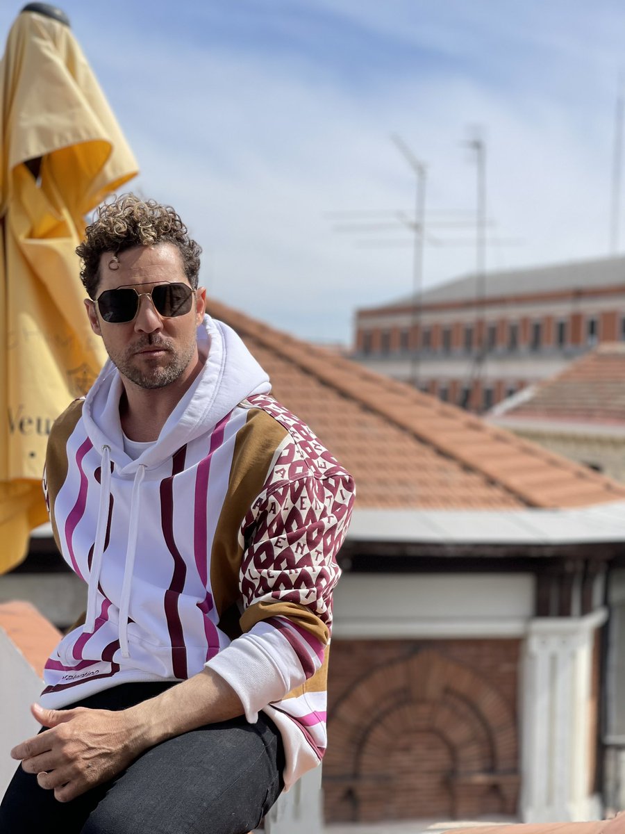 davidbisbal's tweet photo. Buenos días de jueves! Ayer estuve aprovechando mi confinamiento para estudiar mis conciertos filarmónicos, que ganas de estar al 100 × 100.
Os quiero mucho y quería agradeceros tantos mensajes de cariño y de fuerza que recibo. https://t.co/pGUDFomLmQ