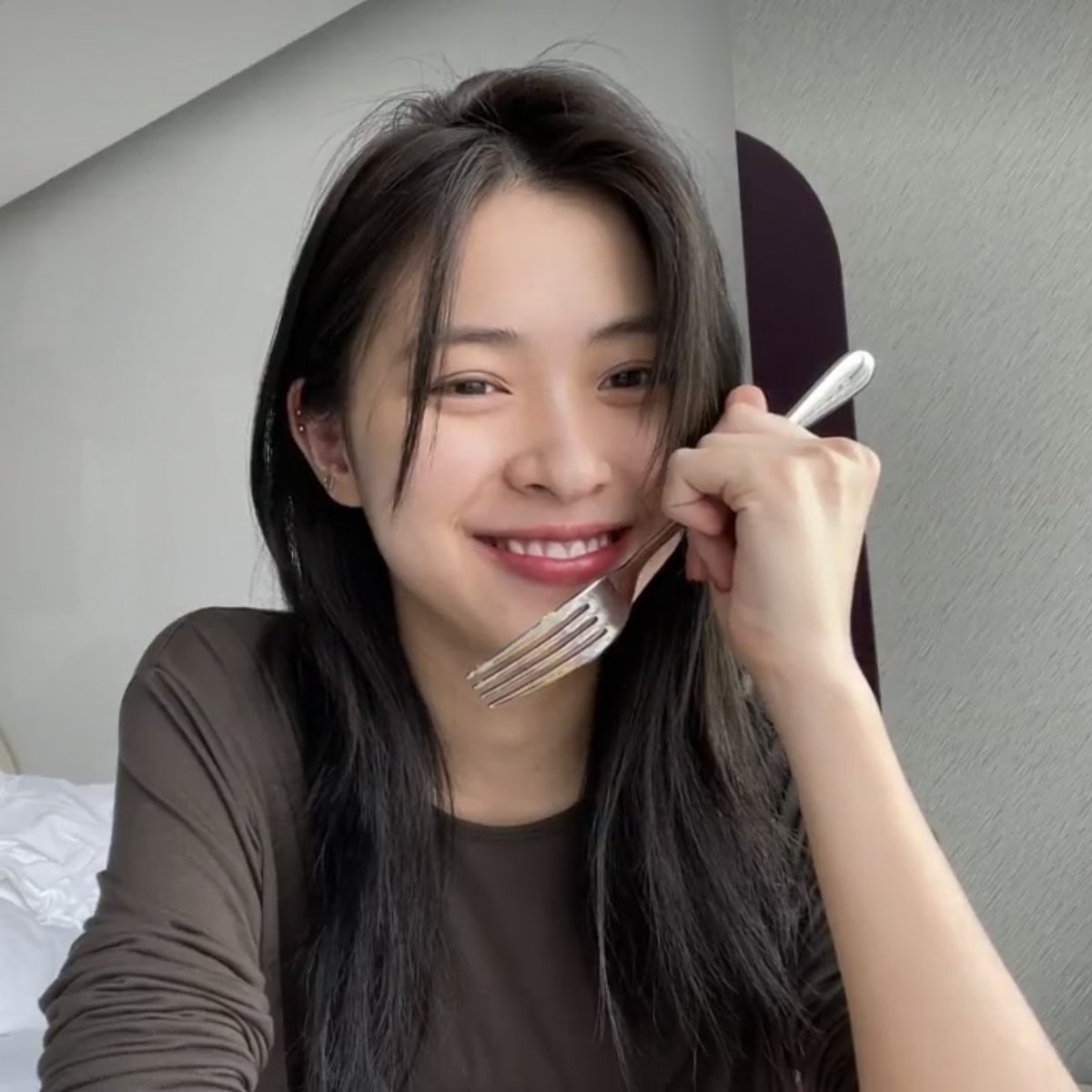 โอ้โห นี่รยูจินหน้าสดนะ แต่ผิวดีมาก แล้วหน้าสดสวยอะไรขนาดนั้นอะ ถามจริง สวยมาก ㅠㅠㅠㅠㅠ