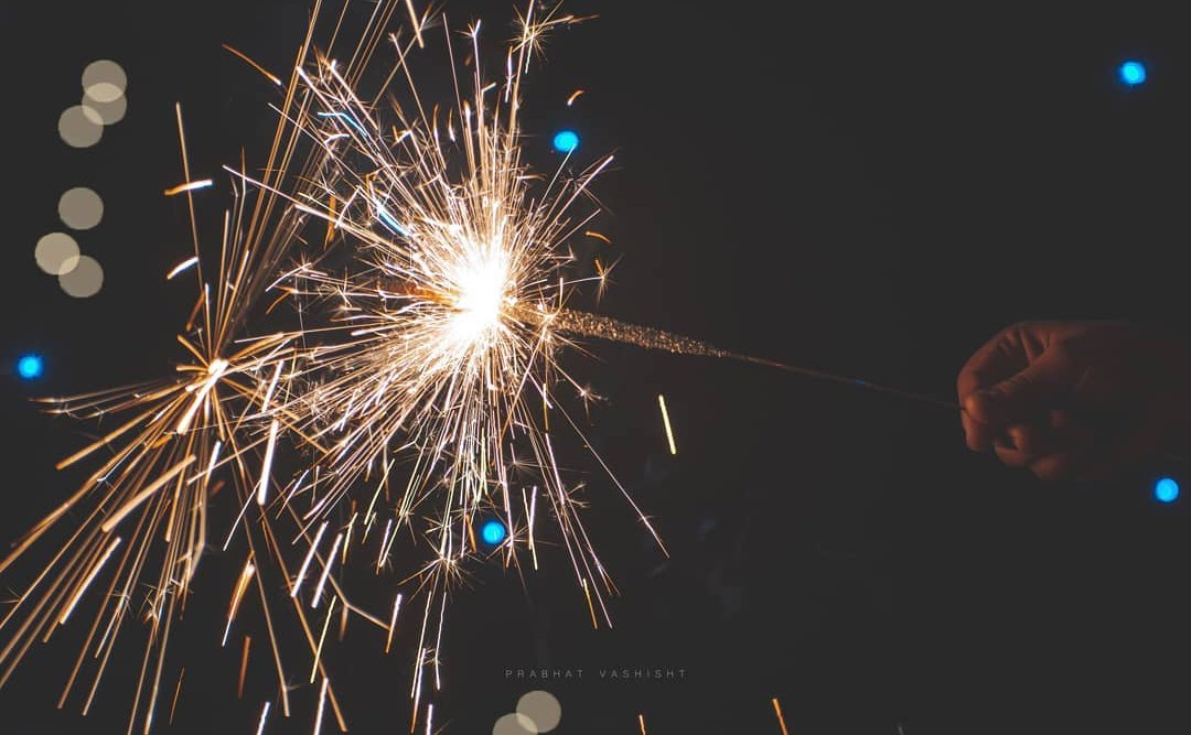 जलें क्यों न बाकी पटाखें सबब आग़ का फुलझड़ी है -Anant #Deepavali #happydiwali2021 #HappyDiwali #HappyDeepavali #Deepavali #LightUpLives #PatakheWaliDiwali #talvindra_writes #दिवाली #Diwaliwishes
