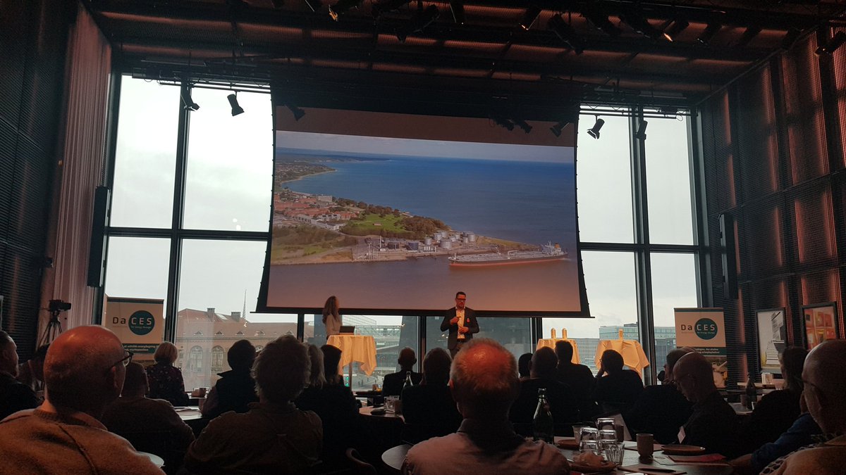BrianVad's tweet photo. Spændende indlæg i #DaCES fra @troelsranis, @DanskIndustri om +100 mia. kr i eksport nu til potentialt 100 gange det, fra Marstal Fjernvarme om termisk lagring, fra Bornholm om ellagring og fra @EnergyCrossroad om power2X i Fredericia. Flere grønne virksomheder er velkomne. https://t.co/IHuuvaBEaY