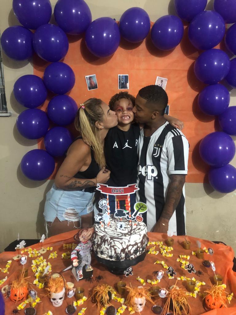 loiraaa_21's tweet photo. Td de última hora, feito pelas vovós e tias , simples mais feito cm muito amor!Ele queria td de terror cm direito a ficar a cara do "CHUCK" kk , esse meu filho é terrível. Vr vc feliz meu amor n tm preço ,sua felicidad é contagiante ! T amamos 💙
#DaviFez6🥳
#NoitedeTerror 😱🎃👻 https://t.co/ueoSy7IocA