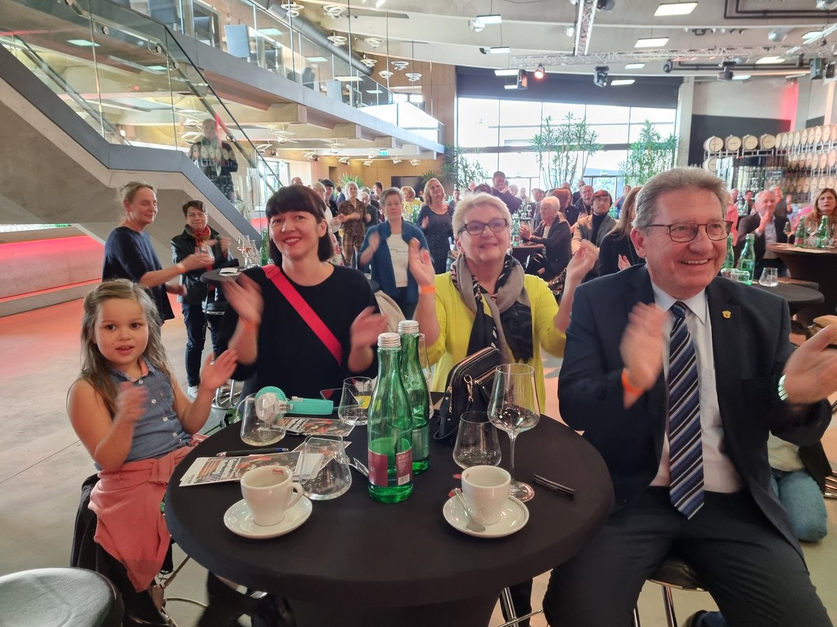 AndiBabler's tweet photo. Vielen vielen Dank! Am Wochenende durfte ich im burgenländischen Andau den Courage-Preis für besonderen Mut und Haltung in der Frage der Menschlichkeit für Schutzbedürftige entgegennehmen.
Unter dem Ehrenschutz von HBP @vanderbellen hat @Courage_MzM Menschen und Organisationen... https://t.co/ymmuqbuLiC