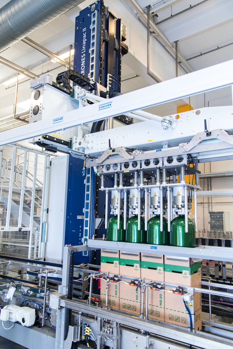 KronesAG's tweet photo. Due to the high degree of automation, the changeover to other formats is done with the #Linapac 2 in just a few steps! 🙌 Optionally, our packer can also be equipped for fully automatic format changes. Great, isn't it? 🤩 #GermanBlingBling #Krones #KronesAG https://t.co/lbUjQ5wIye