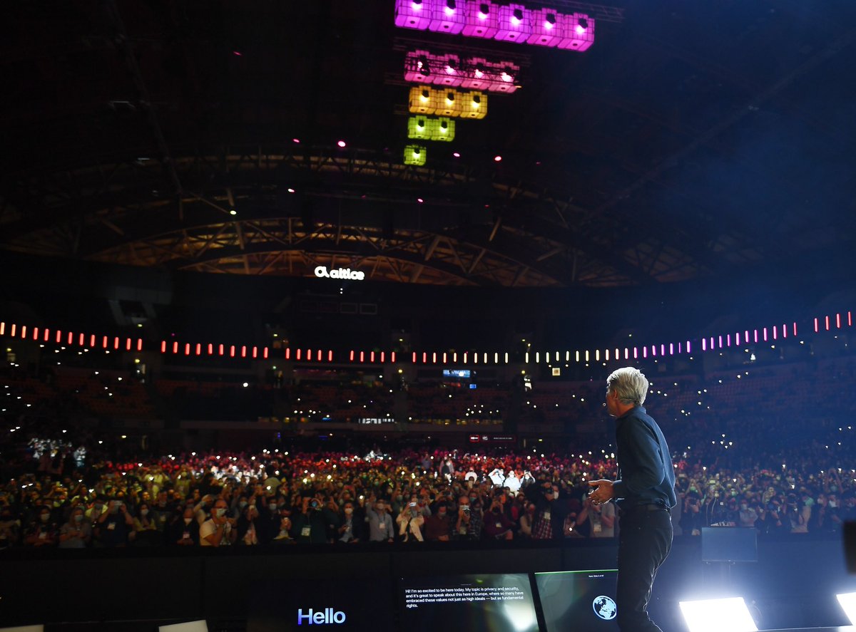 casey_lau's tweet photo. An incredible #WebSummit audience reception for @Apple’s Craig Federighi. 

Thank you for making @websummit your first live appearance since the pandemic.

Craig’s talk made every news outlet in the world. 🙏🏼 https://t.co/te0Kpd4tXZ