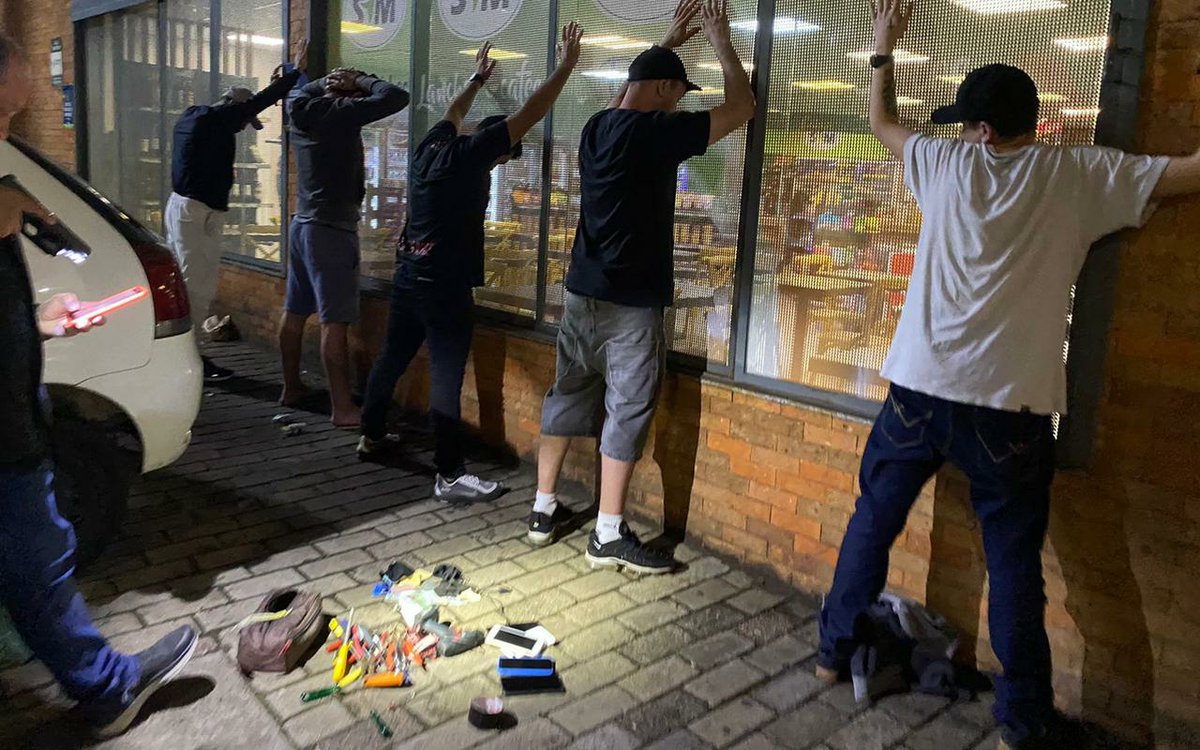 EduPaganella's tweet photo. Quadrilha envolvida em furto de veículos é presa em Canoas.

Policias Civis estavam jantando em posto de gasolina após o expediente e suspeitaram de um homem. Perceberam que havia mais pessoas dentro de um carro. Na abordagem, encontraram materiais para furtos @g1rs @rbstv https://t.co/bhwUNkNVmX