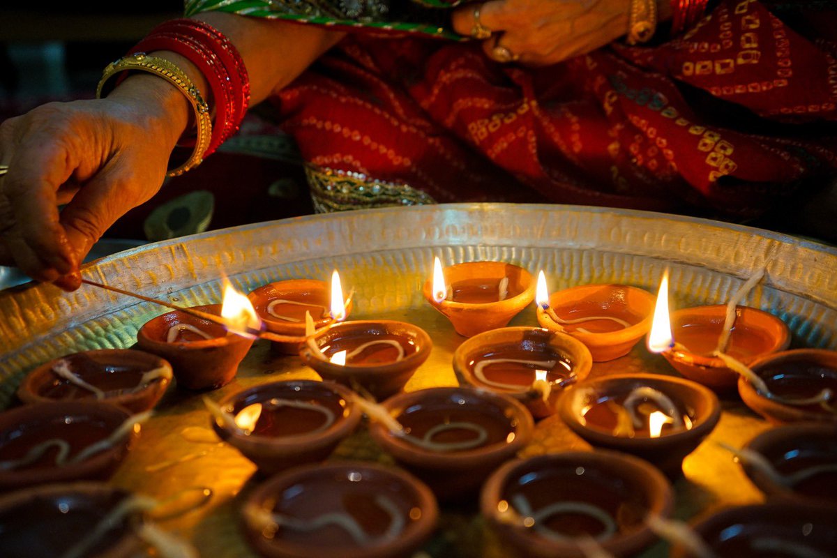 Het moet indrukwekkend zijn om in India de miljoenen lichtjes van Divali te zien. Maar ook in ons land brengen de diya’s op deze feestdag voor Hindoes een sfeer van bezinning, blijheid en vrede. Ik wens de Hindoe gemeenschap een mooie Divali toe! #ShubhDivali
