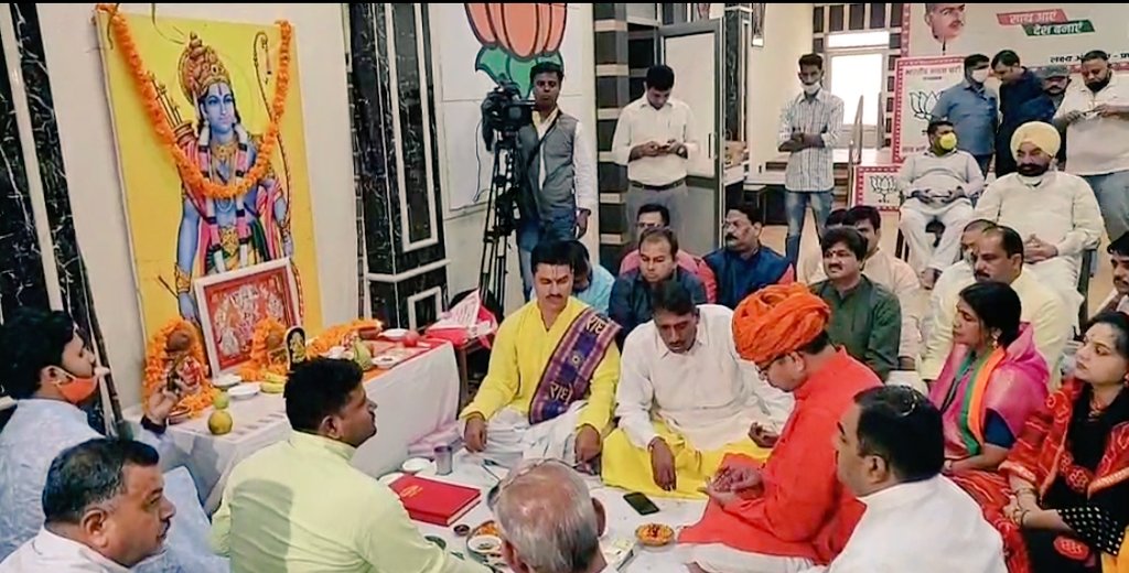 DrSatishPoonia's tweet photo. आज #दीपावली के शुभ अवसर पर @BJP4Rajasthan प्रदेश कार्यालय में पूजा अर्चना की। https://t.co/4tq7pPXNNj
