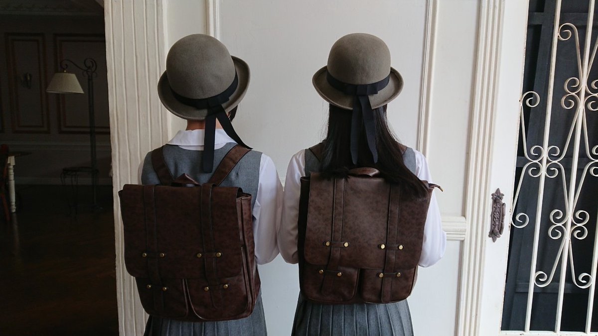 tsubakifac_uf's tweet photo. よっふぅ〜(  ･᷅-･᷄ )
江端妃咲ちゃんとの後ろ姿！
ちなみに、きさきちゃんとるのは2人ともランドセルが茶色でした！！
皆さんはなにいろのランドセルでしたか？？

#juicejuice #江端妃咲 #つばきファクトリー #豫風瑠乃 #ランドセル #茶色 #アップトゥボーイ さん https://t.co/ZbJmaEE0MM