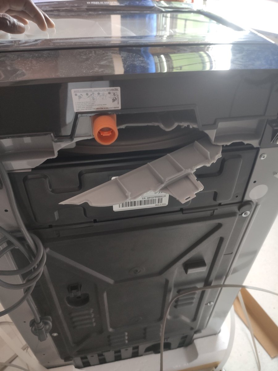 abhircem's tweet photo. Purchased one washing machine from  @Flipkart which is delivered broken . Return immediately. @Flipkart assured to pick up the product before 2nd Nov but now directly refusing to return. customer care executives are cutting calls. So unprofessional. https://t.co/KItoIhxAxD