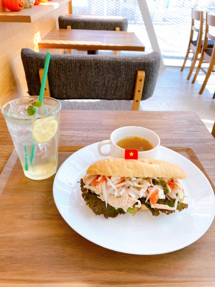 naska_writer's tweet photo. 青梅街道駅or小平駅から徒歩10分🚶‍♀️
先日 #カゼカフェなかまち☕️へ🚲

#なかまちテラス の1Fに、店舗があります☕️

✅バインミーサンド🥖¥450
✅レモネード(炭酸)🍋¥230
以上を注文‼️

カゼカフェは、お値段がリーズナブルで嬉しい💗

#小平カフェ #小平テイクアウト #小平あたりで美味いもん #cazecafe https://t.co/B1G3WBcRX5