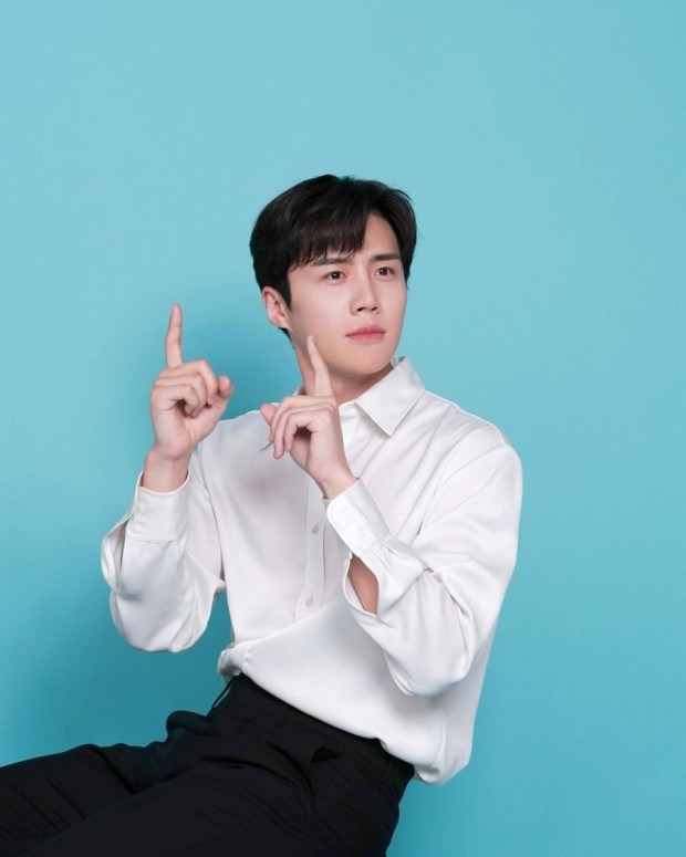dimpolprince's tweet photo. The kinds of headlines I want to see. Besties, we waited for these good articles, let's give each other a pat on the back. Job well-done besties. 💚🥺

And here's Seonho reminding us that the only way is up. 💚 https://t.co/dgz4kgFiqG