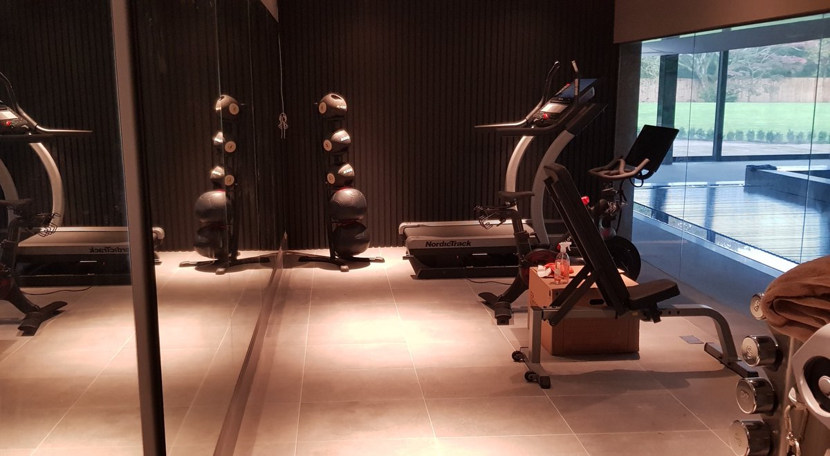 EdgeProjectsLtd's tweet image. Almost ready for the first work out 🏊♀️🤸♀️
#bespokehome #luxuryhouse #luxuryhome #luxuryhomebuilder #newbuild #swimmingpool #gym #keepfit
edgeprojectsltd.uk
facebook.com/EdgeProjectsLi…