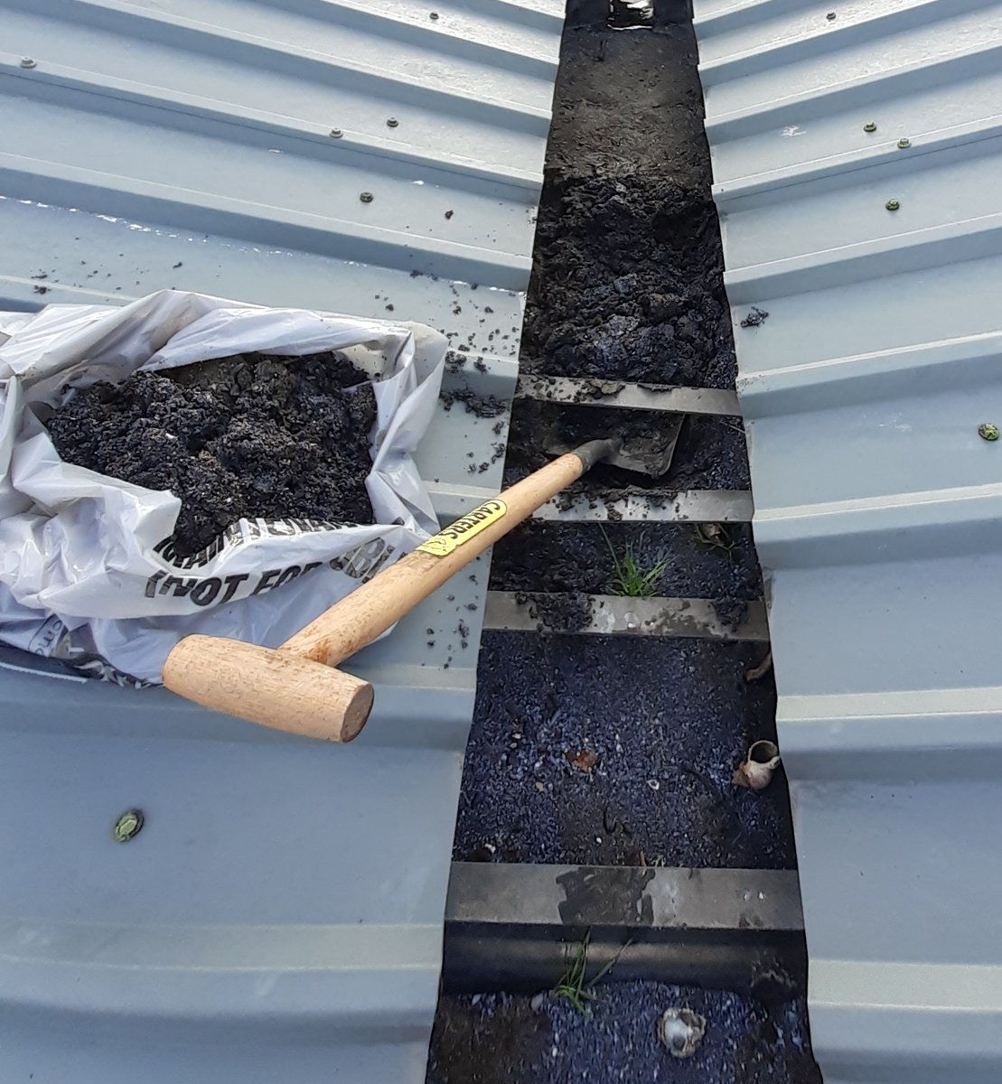 Lcstr_unbugged's tweet photo. Another clearance job for the team.  This time on a warehouse roof.  Gull guano and nesting material blocks drainage galleys and causes flooding.  We have our IPAF  licence so we are trained to use access equipment. https://t.co/TLYaoIfe3u