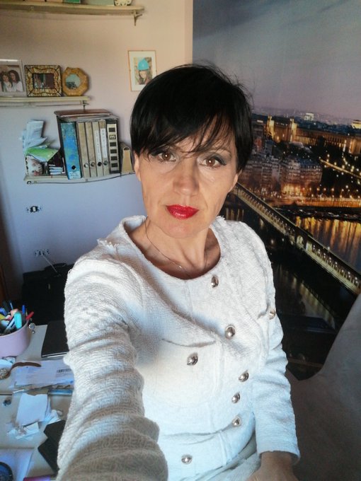In ufficio... Pronta per andare in Romagna! I love you 💞 https://t.co/zvHg4839yB