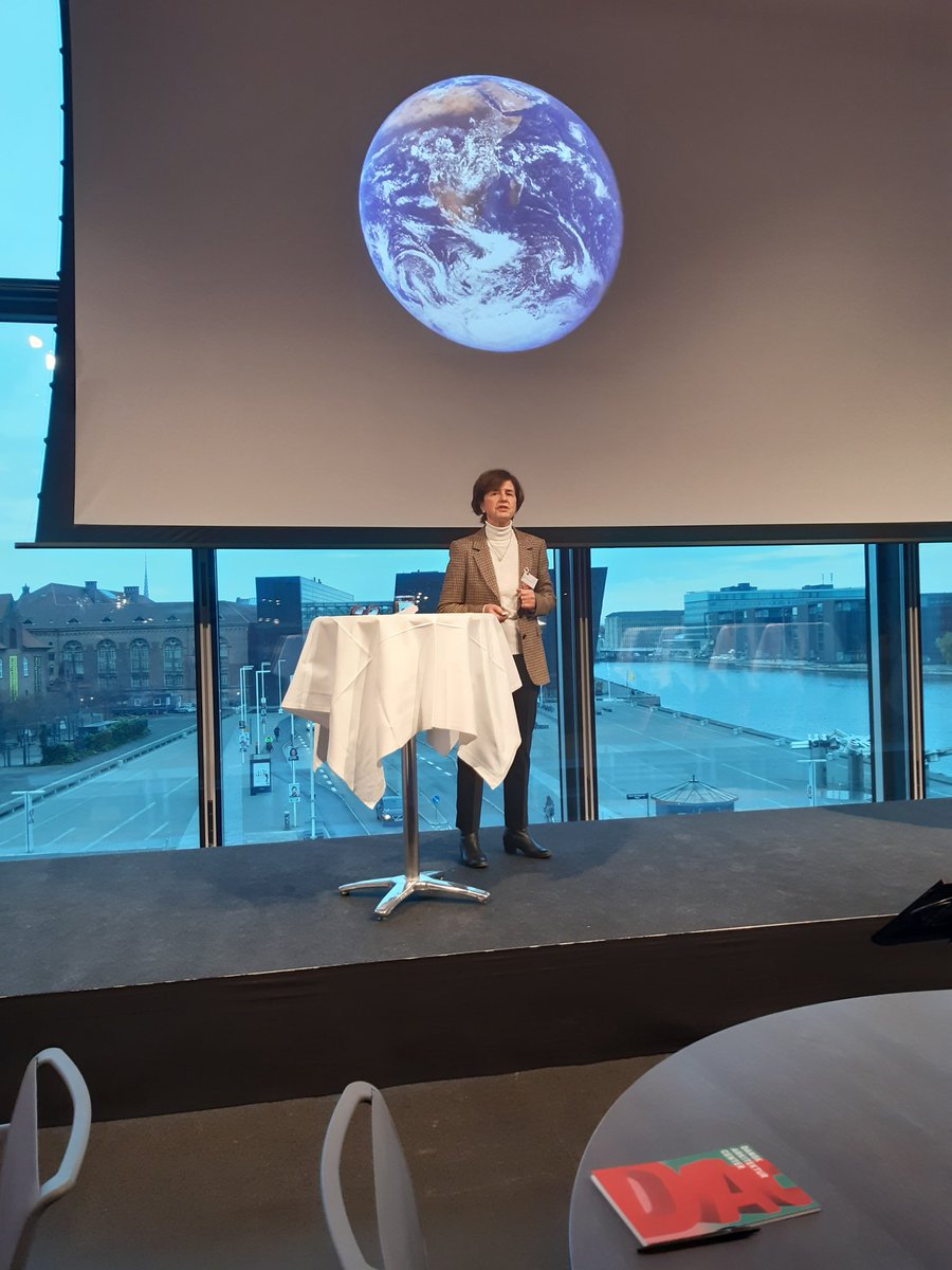 LiaLeffland's tweet photo. DaCES første årsdag åbnes flot af @KRichardsonC med oplæg om de store dilemmaer, vi skal forholde os til for at opnå en bæredygtig omstilling af samfundet. Vi skal sikre udvikling samtidig med vi værner om klima, biodiversitet og ressourcer. #top5viden #daces https://t.co/ofOtdz34tr