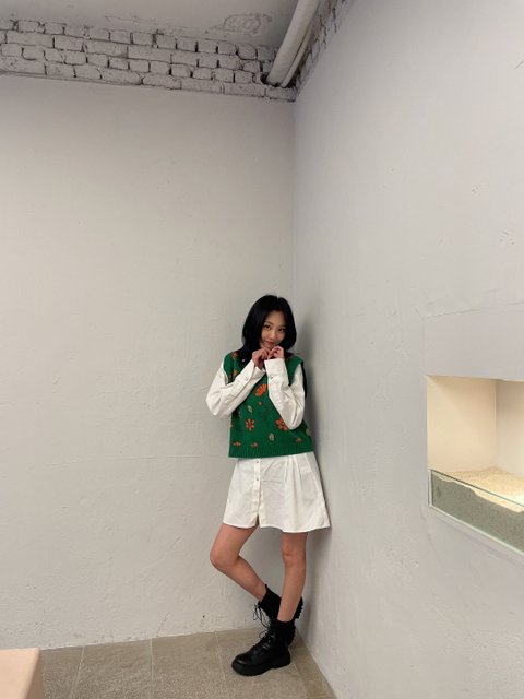 bol4gallery's tweet photo. [ FC POST ] Jiyoung will go live on Vlive at 8pm KST.
ー
[#볼빨간사춘기 #안지영 #赤頬思春期 #bol4] https://t.co/iwMXJ93LGM