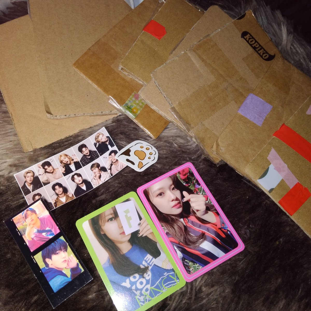 hyuninx's tweet photo. 💌 – @theonceland

jeong is home naaa ! nagulat ako akala ko karton yung inorder ko 😭 neways thank u so much for packing them well po &amp; for the freebies !! 🤍 https://t.co/cgPZe4KlMa