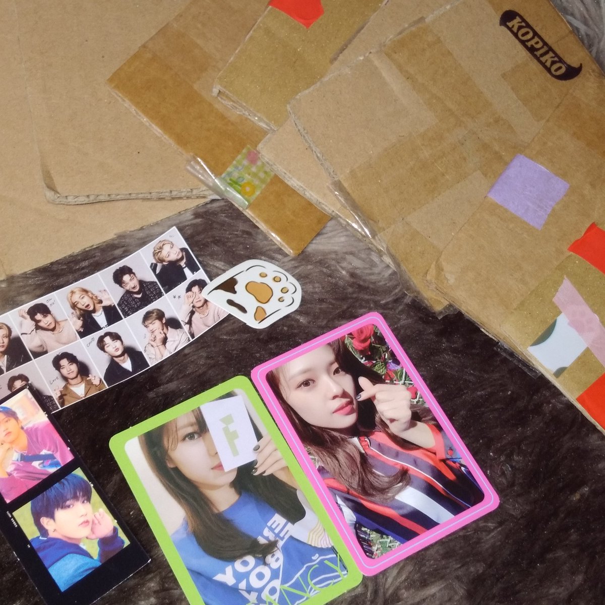 hyuninx's tweet photo. 💌 – @theonceland

jeong is home naaa ! nagulat ako akala ko karton yung inorder ko 😭 neways thank u so much for packing them well po &amp; for the freebies !! 🤍 https://t.co/cgPZe4KlMa